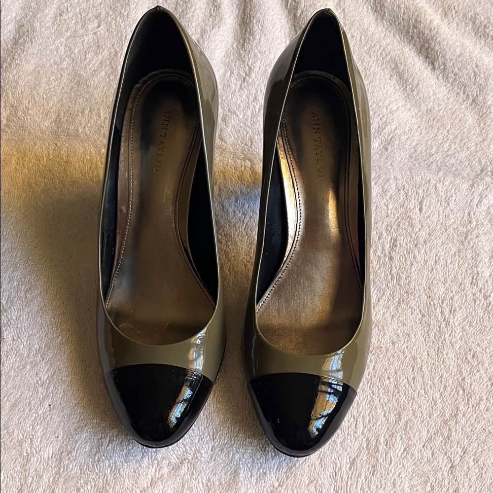 Ann Taylor Women's Black and Olive Pumps